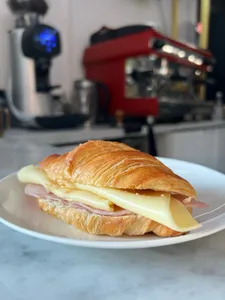 Croissant Jamón y Queso