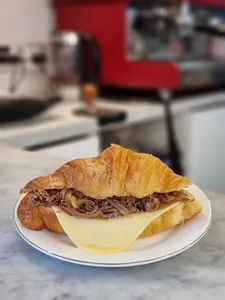 Croissant Mechada Queso