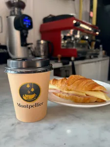 Croissant + Café Mediano